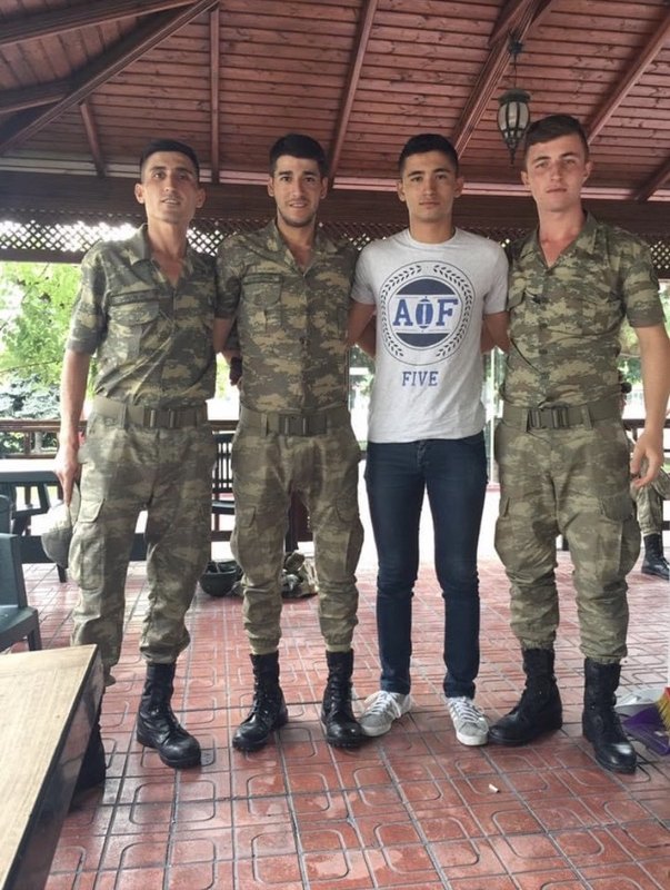 Açık öğretim tişörtüyle asker arkadaşlarının yanında