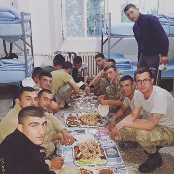 Koğuşta birlikte yemek