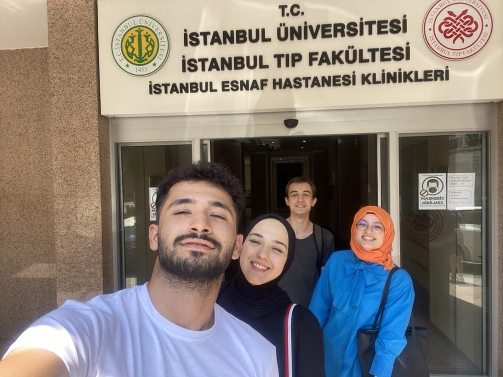 Staj arkadaşlarıyla İstanbul Tıp Fakültesi önünde