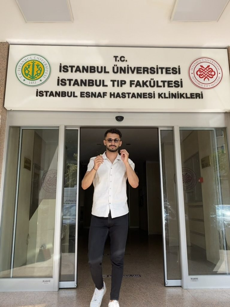 İstanbul Üniversitesi İstanbul Tıp Fakültesi girişinde
