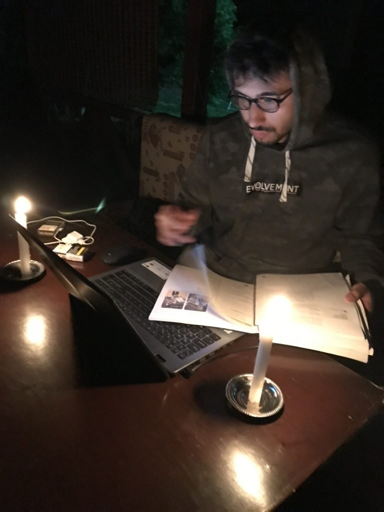 Gece mum ışığında ders çalışırken