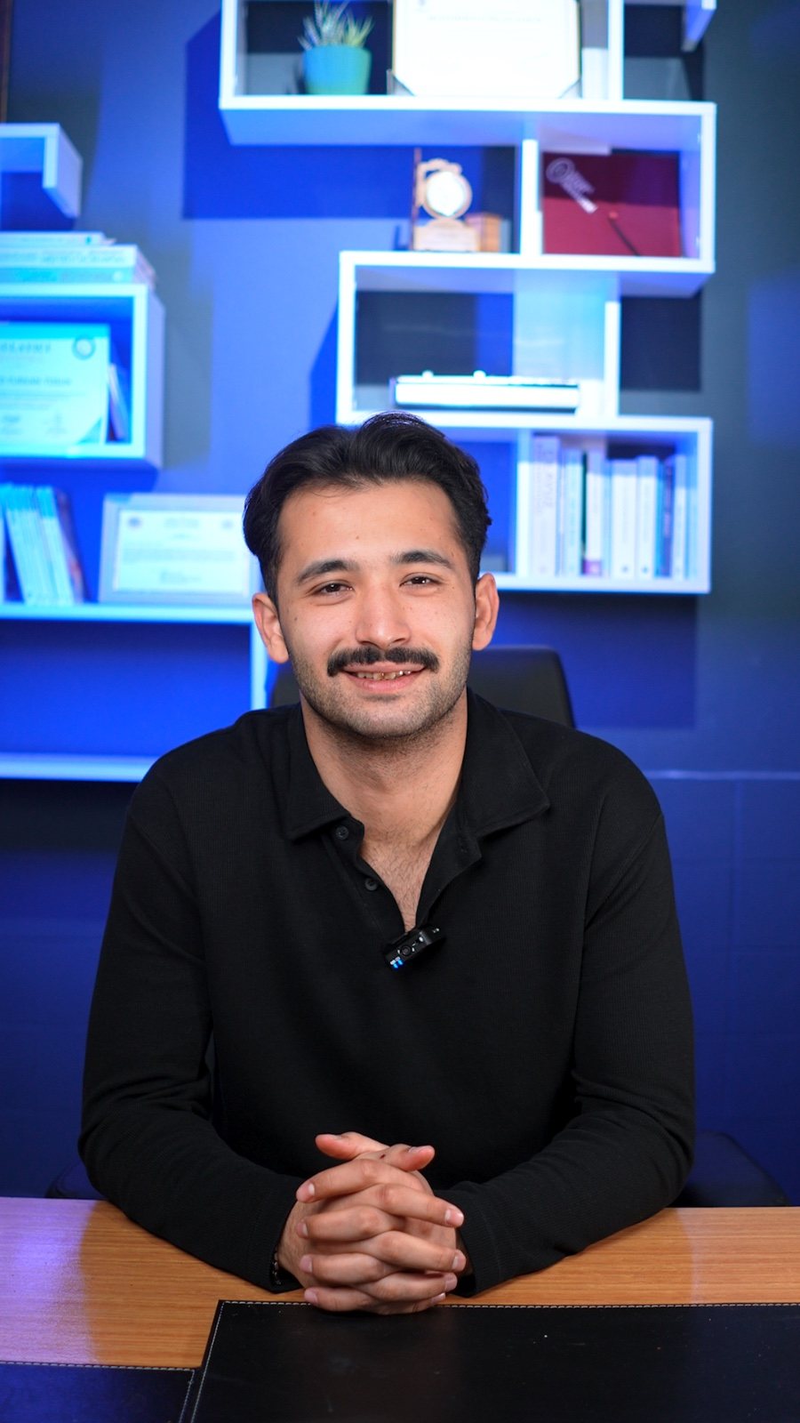 Muhammed Furkan Tosun, ofisinde masada otururken